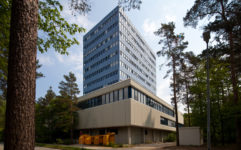 Es ist das blaue Informatik-Hochhaus abgebildet.