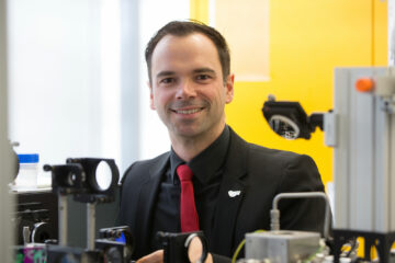 PD Dr.-Ing. Andreas Bräuer vor einer Laser-Apparatur