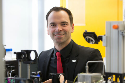 PD Dr.-Ing. Andreas Bräuer vor einer Laser-Apparatur