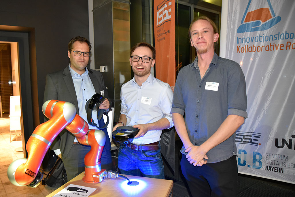 Studierende der Uni Augsburg entwickelten einen Prototyp, mit dessen Hilfe Menschen direkt mit Robotern kommunizieren können. (Bild: FAU/Rebecca Kleine Möllhoff)