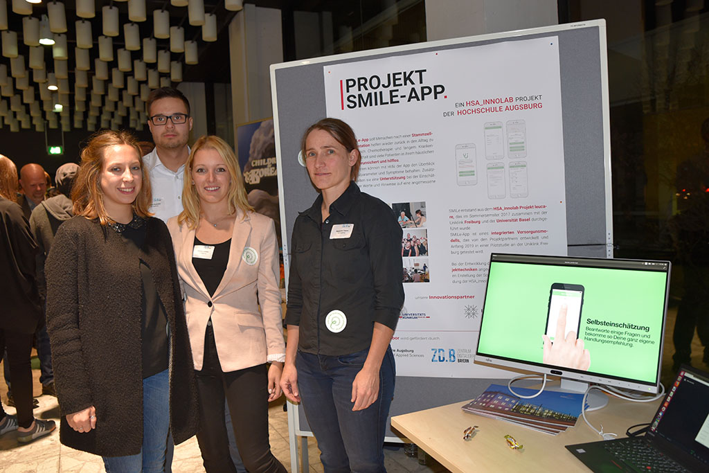 Die Hochschule Augsburg hat eine App entwickelt, die Patienten in der Rehabilitation durch Hilfestellungen wie beispielsweise der Messung von Vitalwerten unterstützt. (Bild: FAU/Rebecca Kleine Möllhoff)