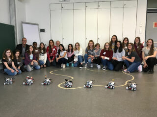 Gruppenfoto der Teilnehmerinnen, Betreuerinnen und Betreuer des Girls' Day 2019