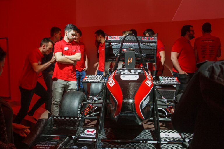 FAU-Studierende präsentieren neue Rennwagen