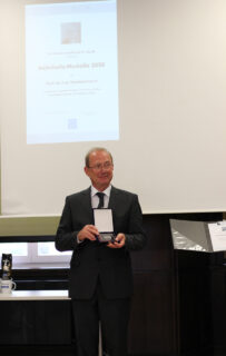 Zum Artikel "Helmholtz-Medaille der Deutschen Gesellschaft für Akustik e.V. an Prof. Dr. Reinhard Lerch"