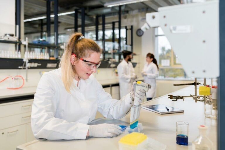 Mikroorganismen aus Gewässern im Labor kultivieren