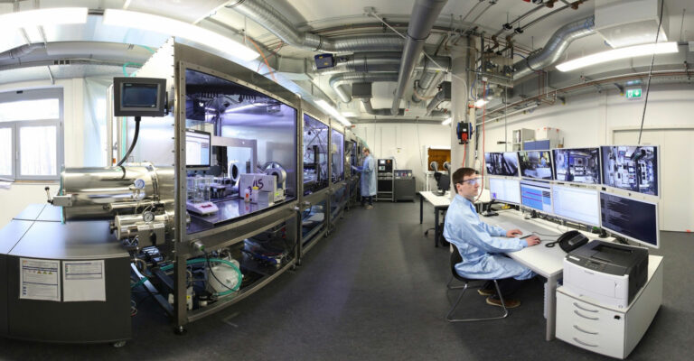 FAU-Forschungsteam entwickelt Design für ultralanglebige Perowskit-Solarzellen