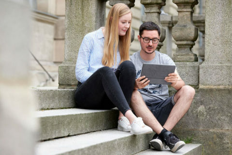zwei personen lesen in einem tablet