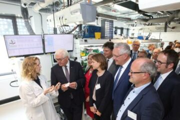 Besuch des Bundespräsidenten Frank-Walter Steinmeier am HI ERN in Erlangen: v.l. Ricarda Kloth, Bundespräsident Frank-Walter Steinmeier, StM Melanie Huml, MdL Prof. Astrid Lambrecht (Forschungszentrum Jülich), Prof. Dr. Joachim Hornegger, Präsident der FAU, StM Joachim Herrmann, MdL, Prof. Dr. Peter Wasserscheid (HI ERN), OB Dr. Florian Janik.
