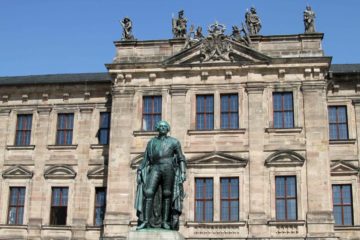Erlanger markgräfliches Schloss mit Markgrafenstatue im Vordergrund