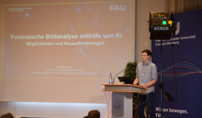 Benedikt Lorch hält einen Vortrag zum Thema "Forensische Bildanalyse mithilfe von Künstlicher Intelligenz".