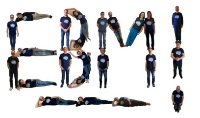 Personen bilden die Buchstaben EBM