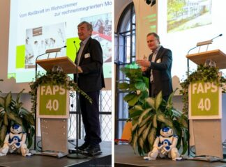 Zwei Bilder auf den jeweils eine Person neben einem Rednerpult steht und einen Vortrag hält