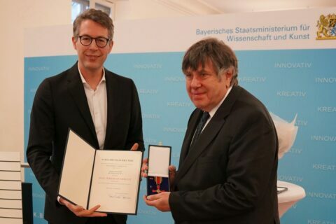 Wissenschaftsminister Markus Blume, links, überreicht Prof. Dr. Wolfgang Arlt das Verdienstkreuz