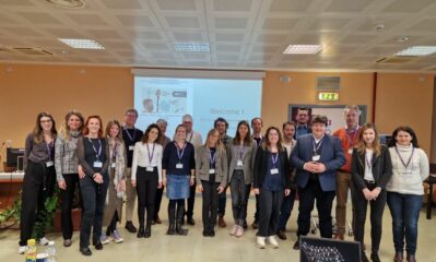 Mehrere Personen stehen nebeneinander und schauen freundlich in die Kamera.