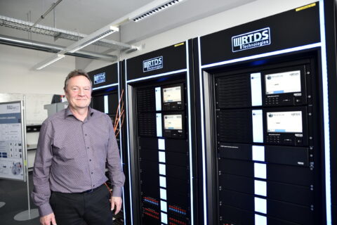Prof. Dr. Matthias Luther steht vor drei großen Simulationsrechnern.