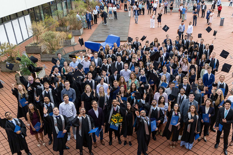 Feierliche Verabschiedung der Absolventinnen und Absolventen