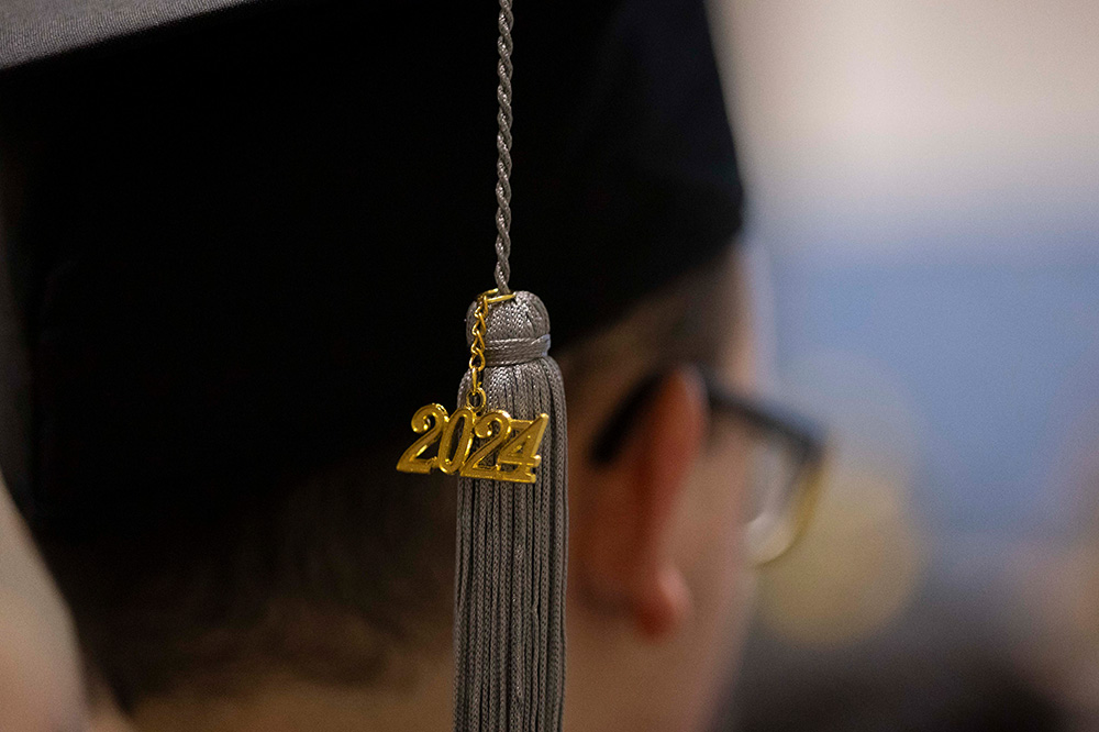 An einer grauen Kordel hängt die Jahreszahl 