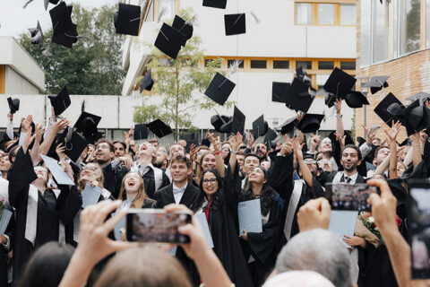 Zum Artikel "Feierliche Verabschiedung der Absolventinnen und Absolventen"