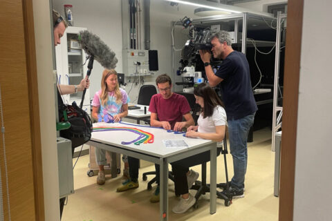 Zum Artikel "Die Maus kommt zur FAU – Dreharbeiten am Lehrstuhl für Interfaces und Partikeltechnologie"