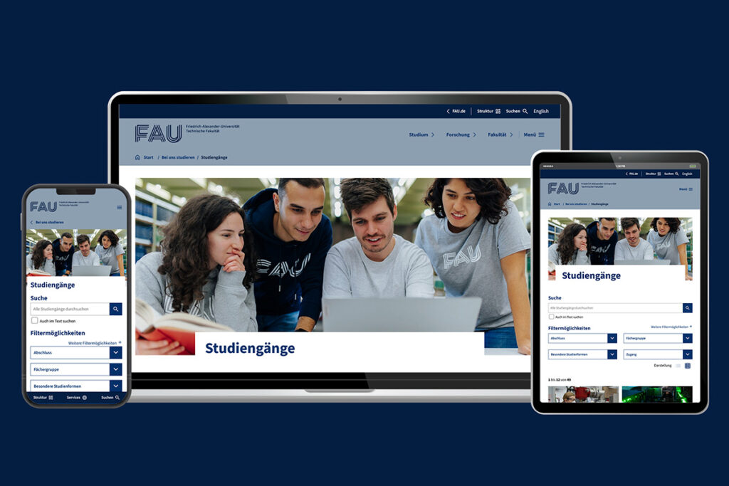 Das Foto zeigt die Webseite zu den Studiengängen an der Technischen Fakultät. Es sind 4 Personen zu erkennen, die auf den Bildschirm eines Laptops blicken.