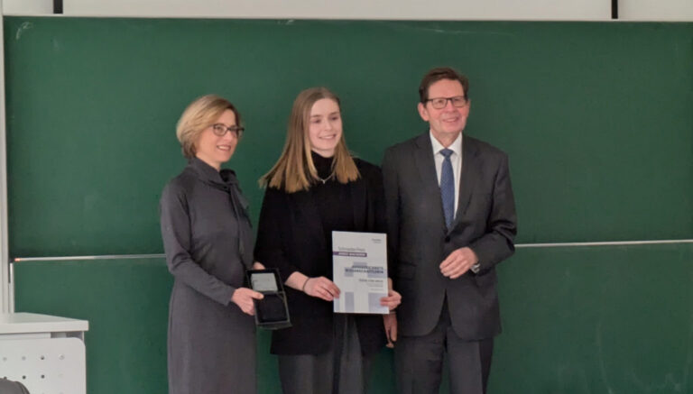FAU-Absolventin erhält Schnieder-Preis „Junge Macherin“