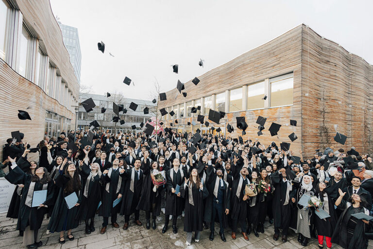 Verabschiedung der Absolventinnen und Absolventen